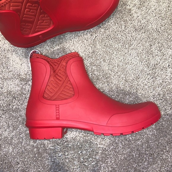 UGG Chevonne Waterproof Sherpa Lining Ankle Red Boots Women's 8 M - Picture 1 of 12